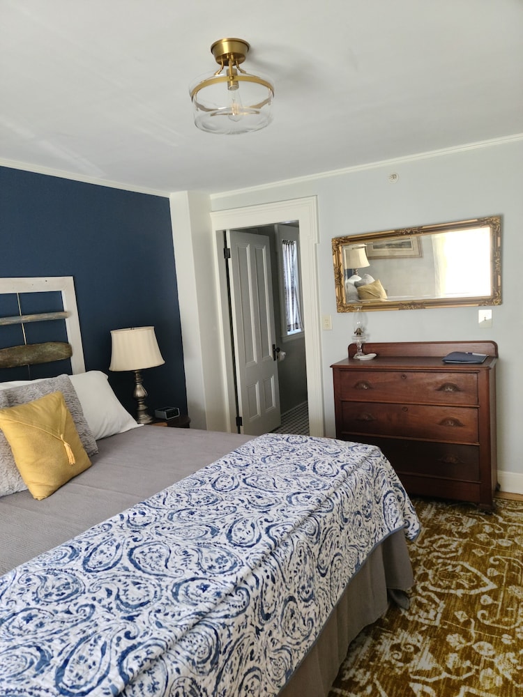 Superior, King Bed, Downtown View, Private Bathroom