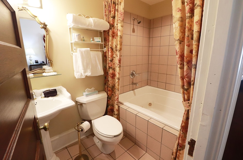 Inn at 835 Boutique Hotel 46/50