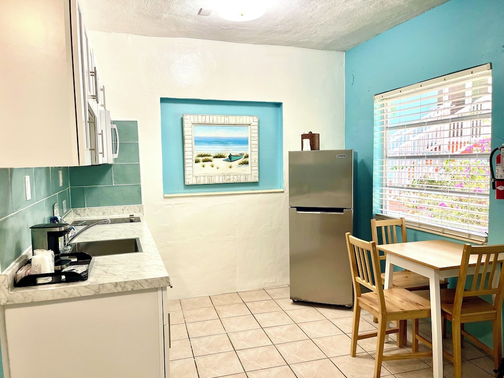 The Pelican Key Largo Cottages 12/76