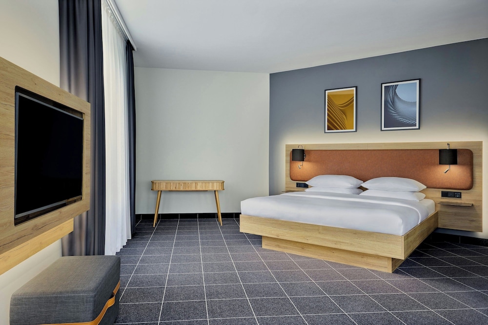 ROOM, QUEEN BED, SOFA