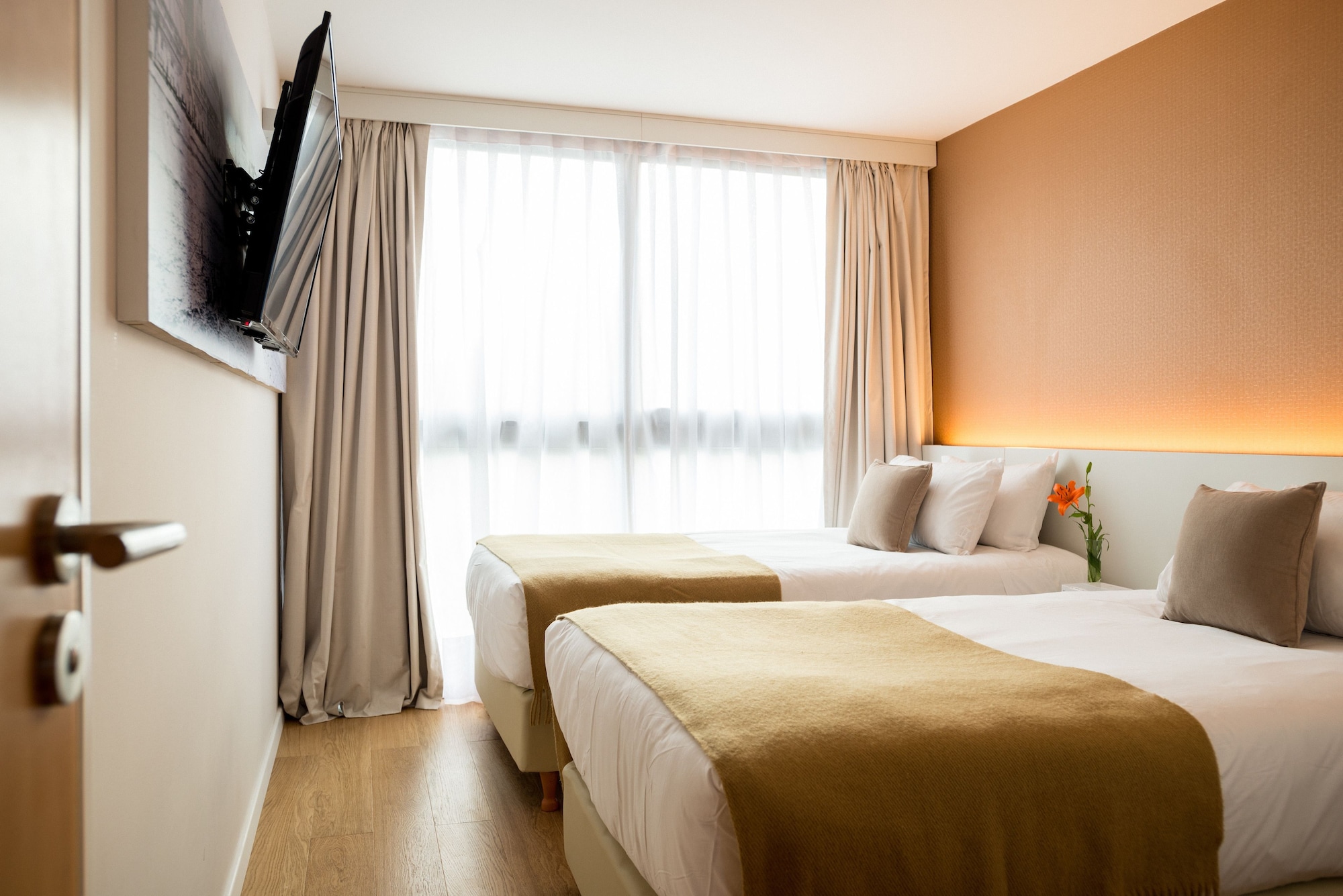 DELUXE, SUITE, TWIN BEDS