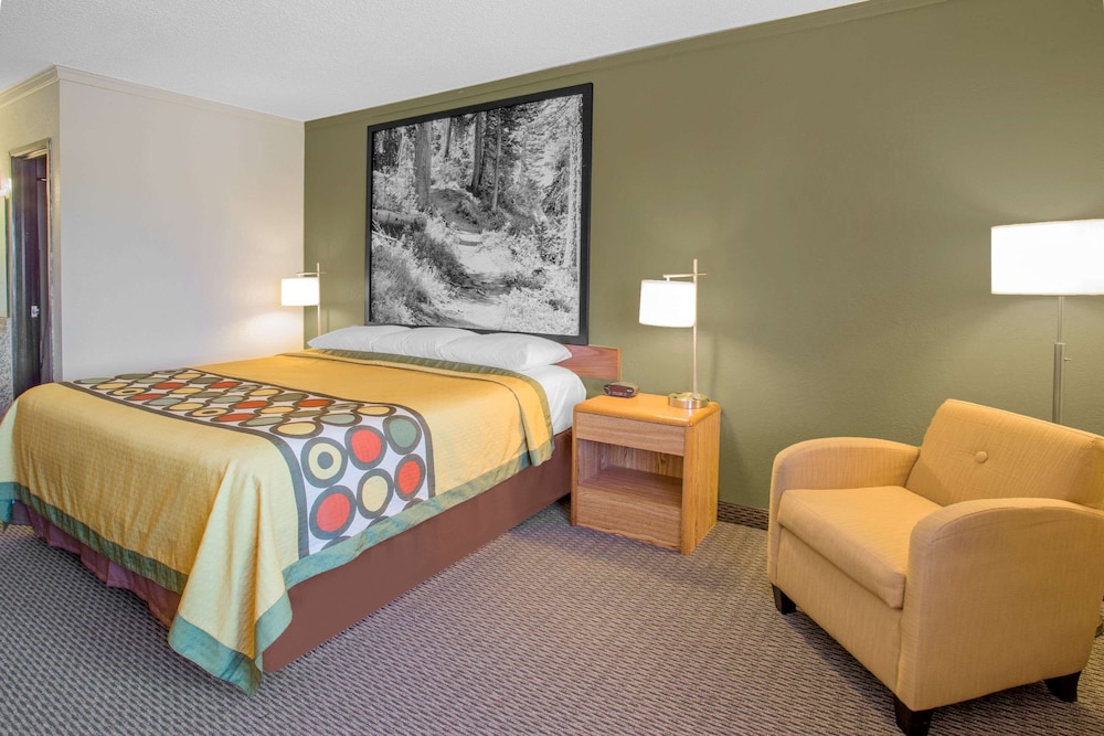 Super 8 by Wyndham Windsor/Madison North 22/28