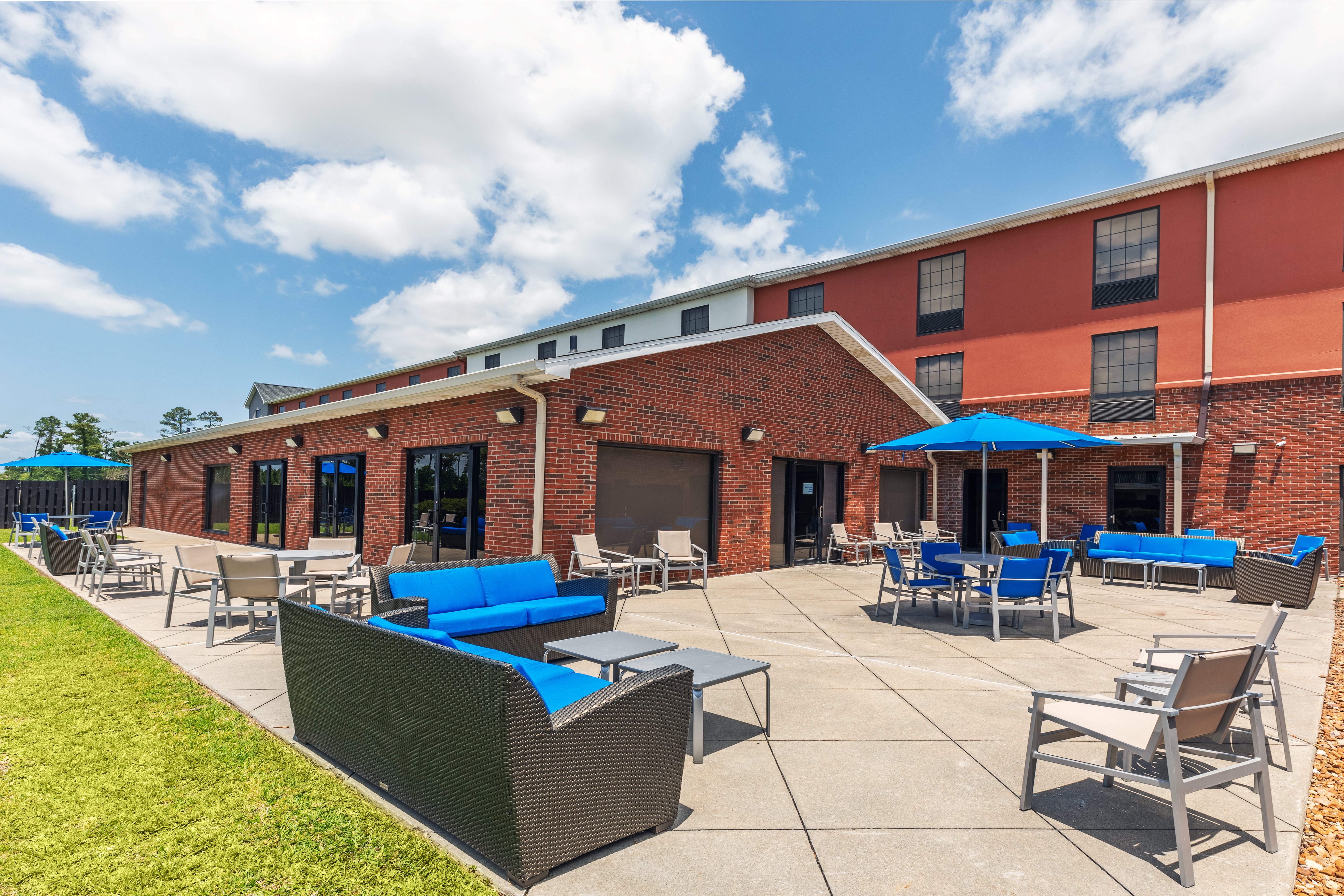 Holiday Inn Express & Suites Sulphur (Lake Charles) 50/50