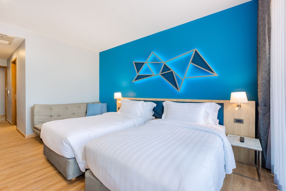 DELUXE, TWIN BEDS, POOL VIEW, BALCONY