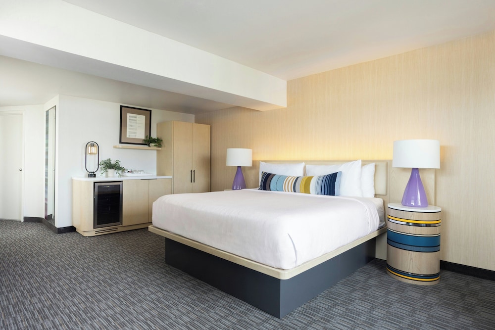 Premium, Junior Suite, King Bed, Mountain or Water View, Sofa
