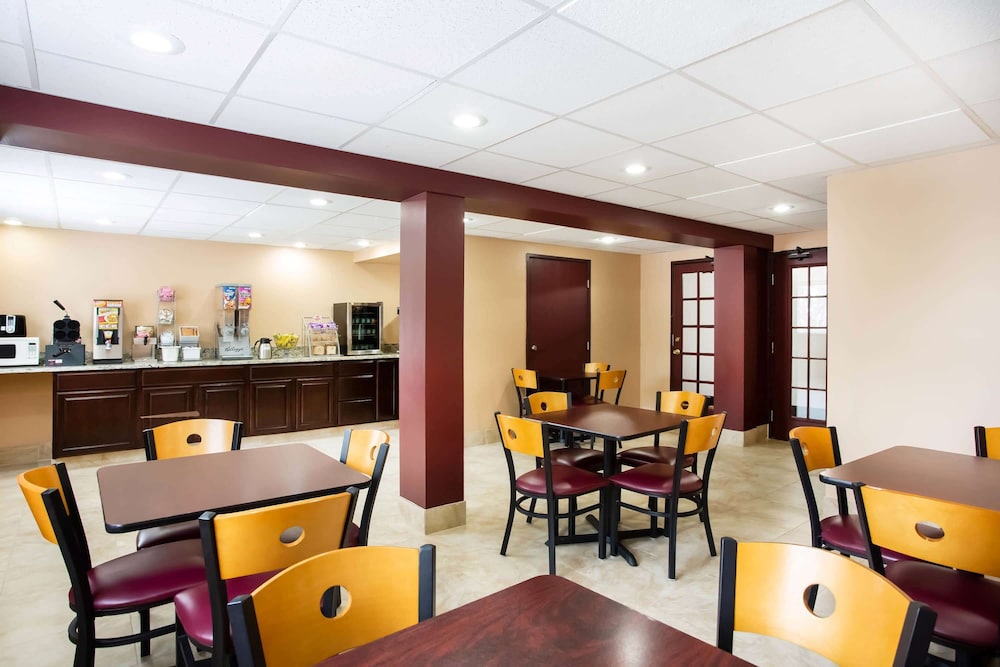 Super 8 by Wyndham Chester/Richmond Area 15/21