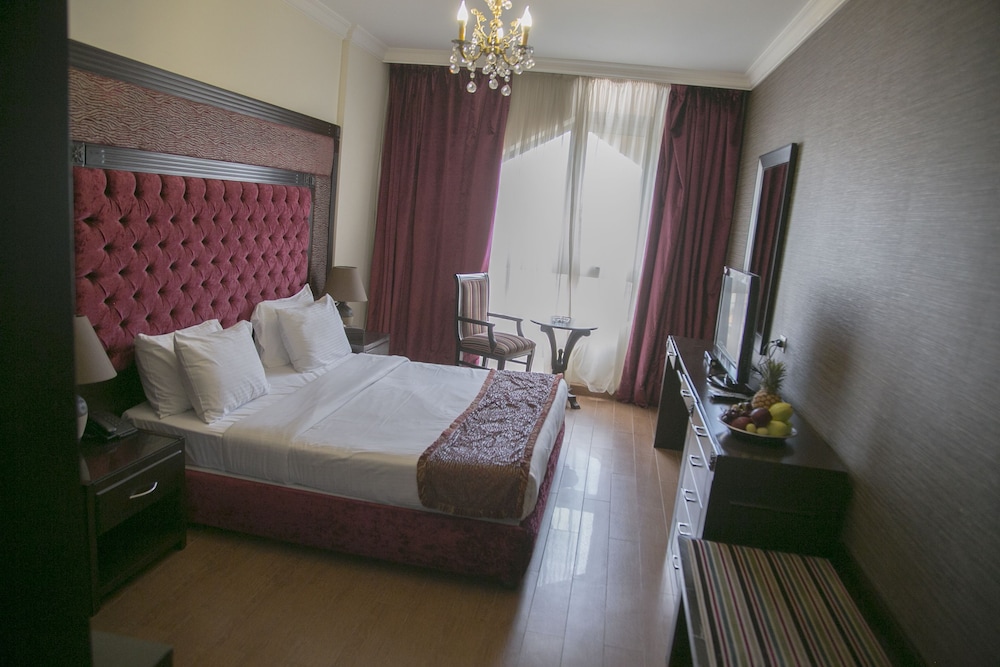 QUEENS SUITE HOTEL 24/61