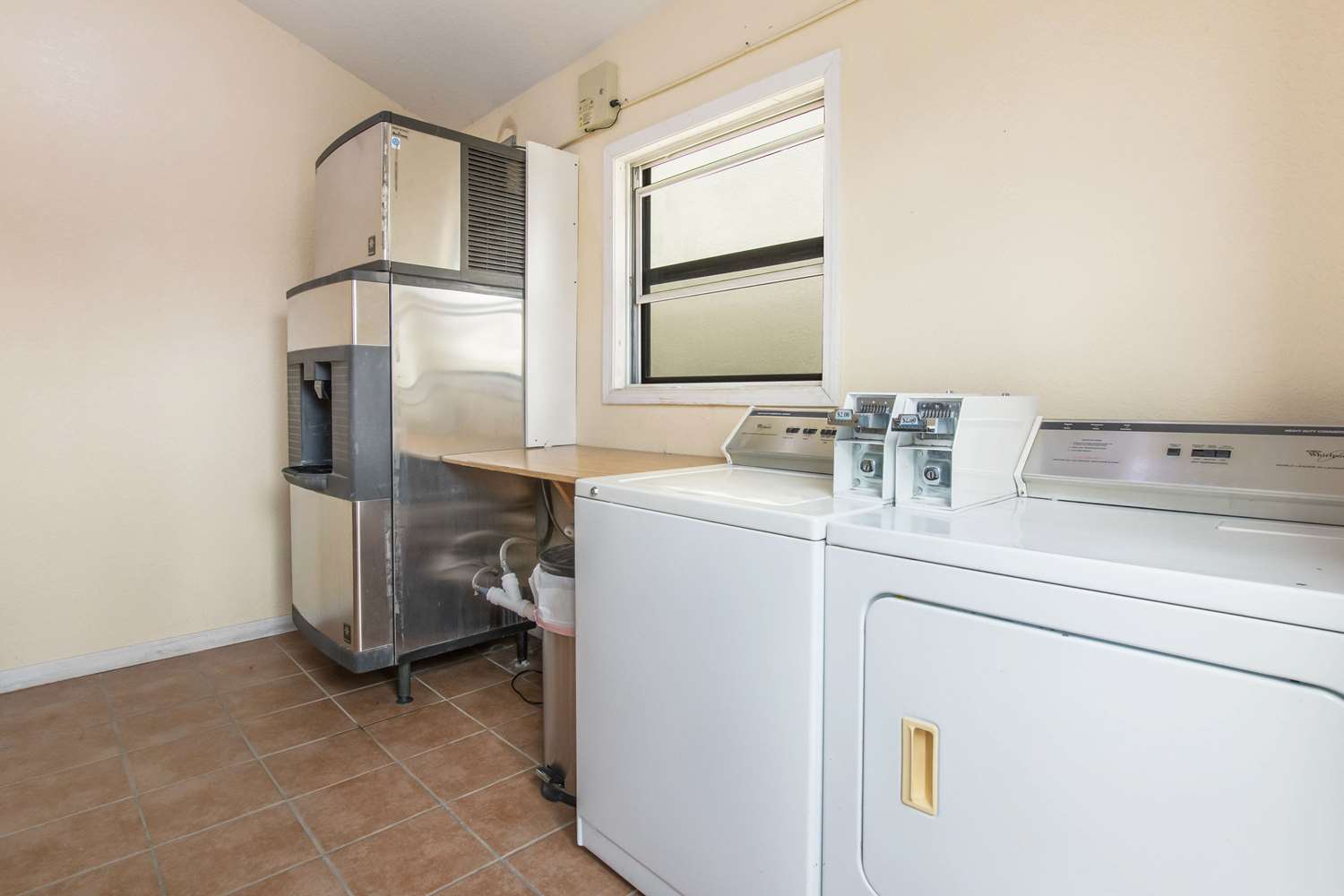 Econo Lodge Cloverdale 37/39