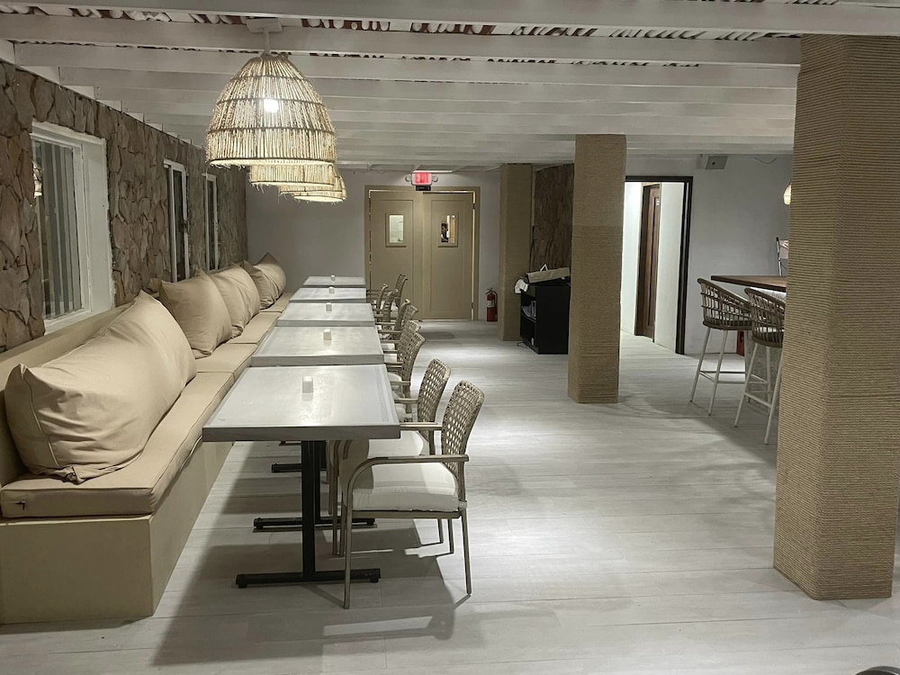 Spindrift Hotel 43/75