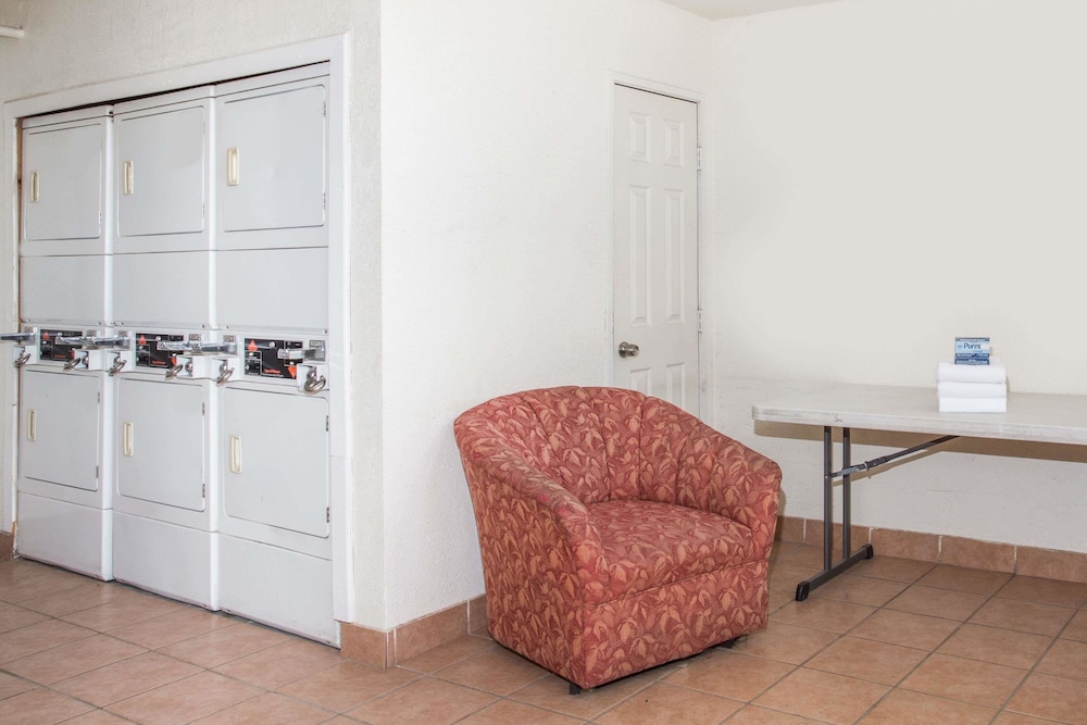 Days Hotel By Wyndham Peoria Glendale Area 11/24