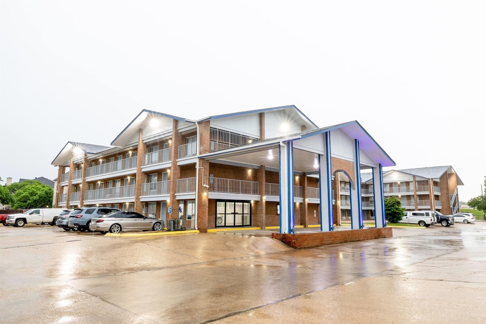 Days Inn & Suites by Wyndham Bossier City 2/50
