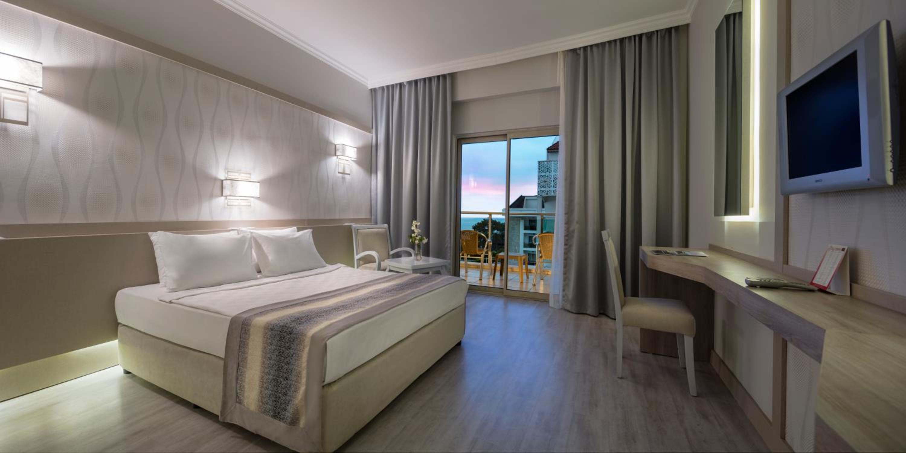 Standard, Double Bed, Side Sea View