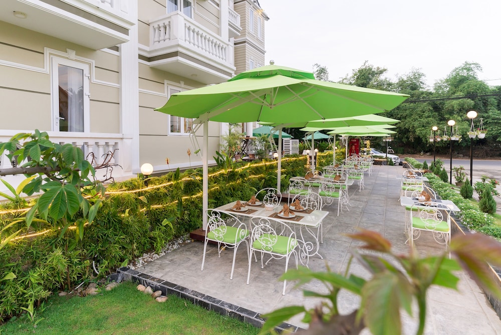 Golden Bell Backpacker Hotel and Pool Bar 55/59