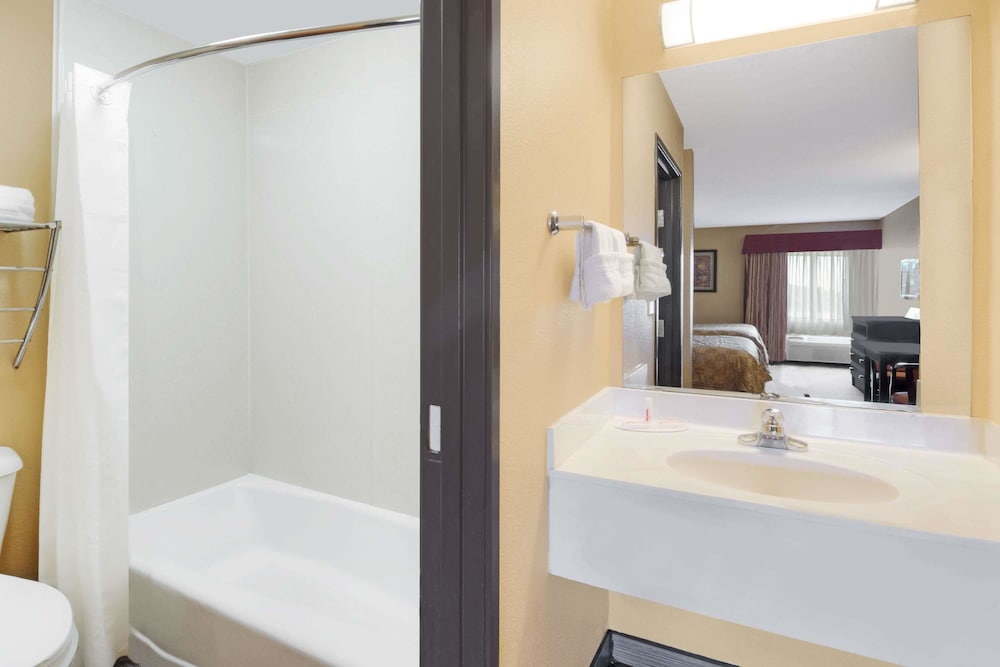 Super 8 by Wyndham Farmers Branch/North Dallas 12/28