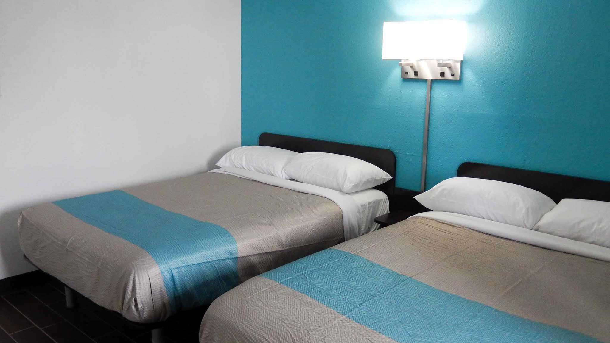 2 Queen Beds - Non-Smoking, Micfridge