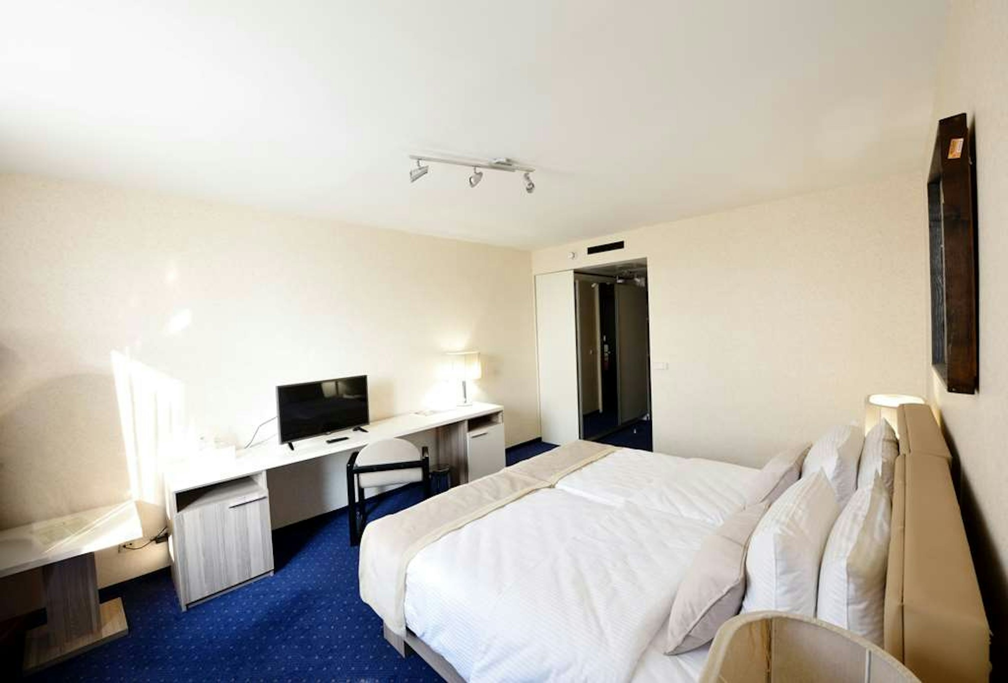 Hotel Holiday 6/23