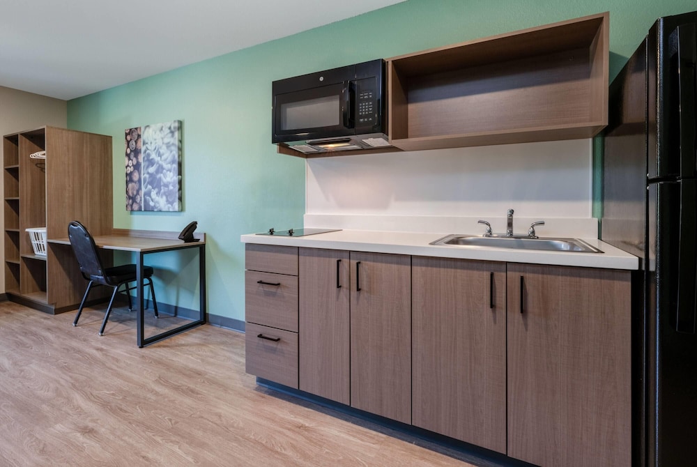 ECHO Suites Extended Stay by Wyndham Colorado Springs Airpt 11/55