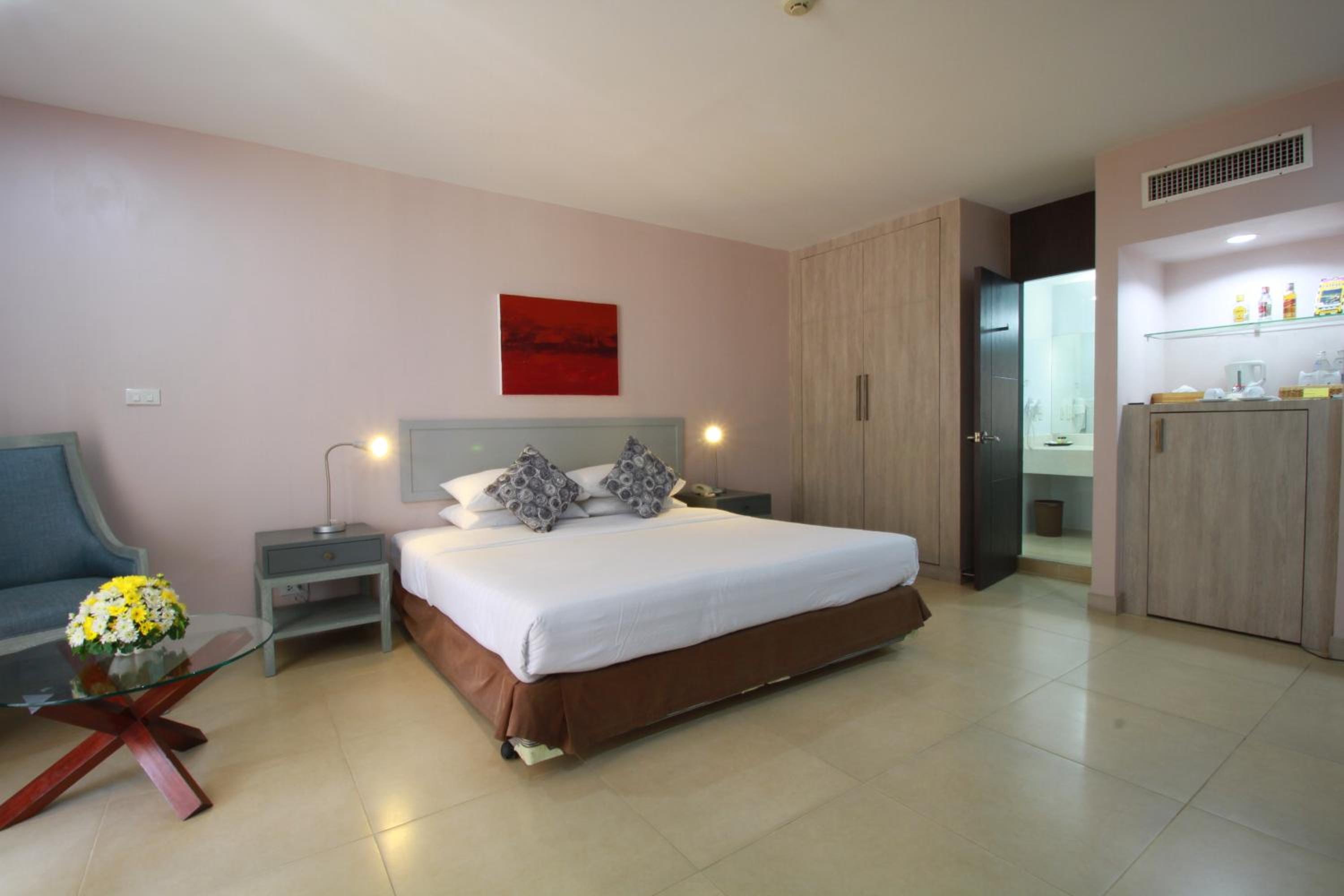 Premier, Double or Twin Bed, Pool Floor