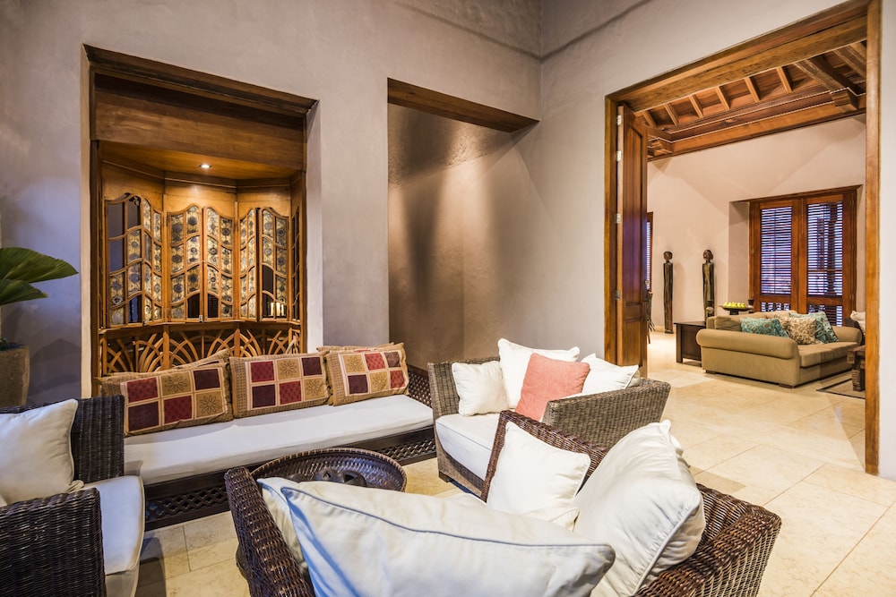 Ananda Hotel Boutique 42/70