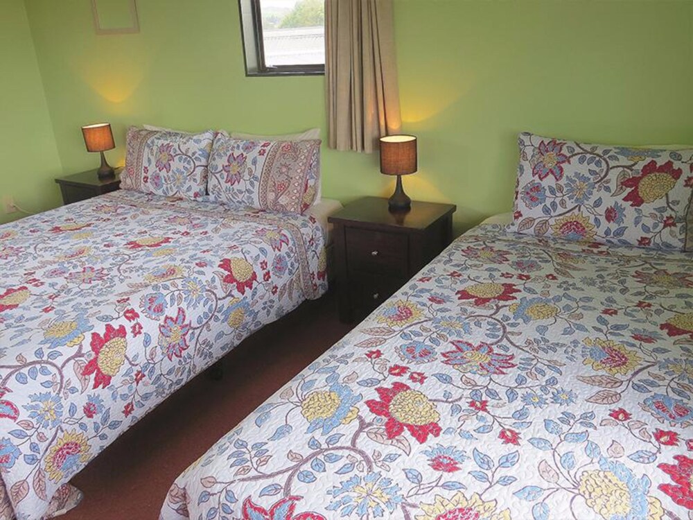 Pohutu Lodge Motel 6/48