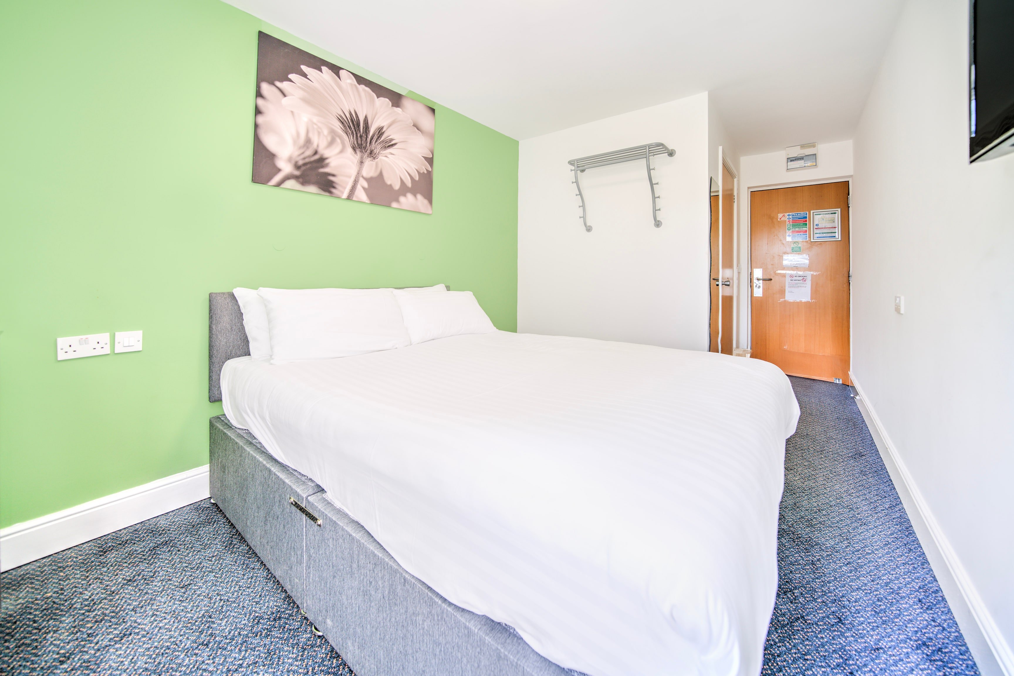 GO2 Gloucester Hotel by OYO 21/40