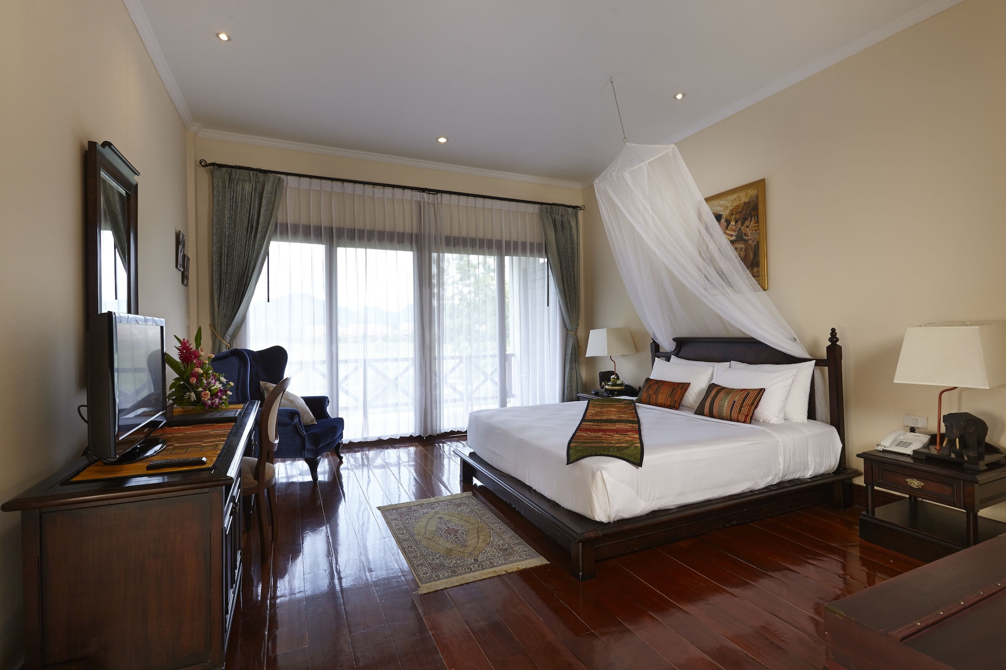 ROYAL, SUITE