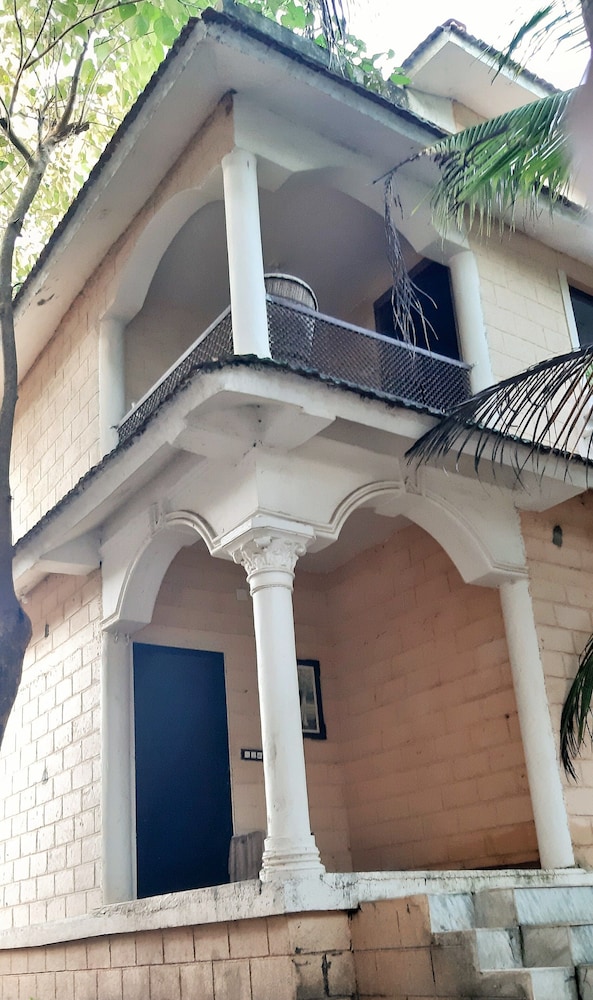 Gir Lion's Paw Resort 1/35
