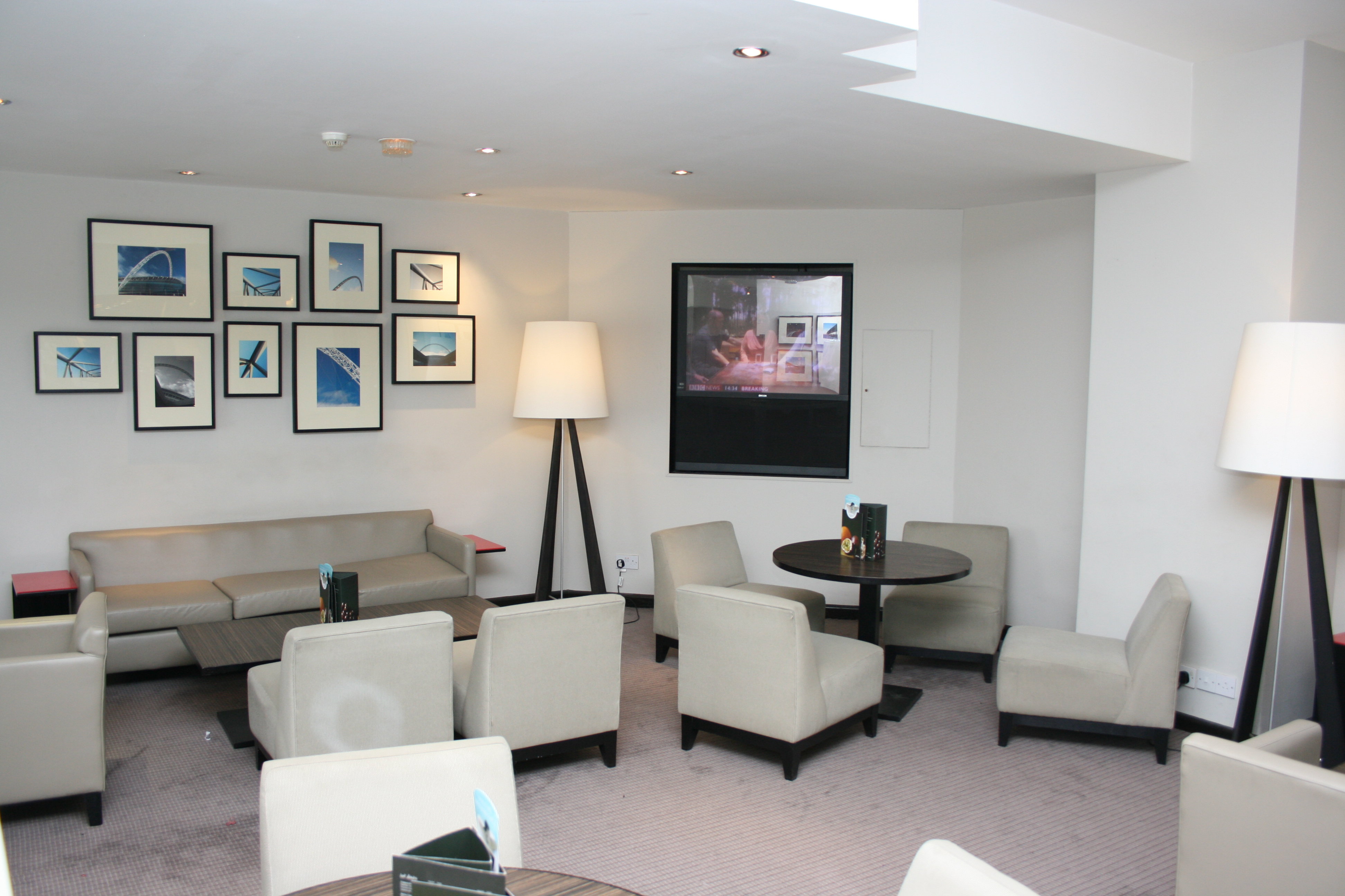 HOLIDAY INN LONDON BRENT CROSS 25/46