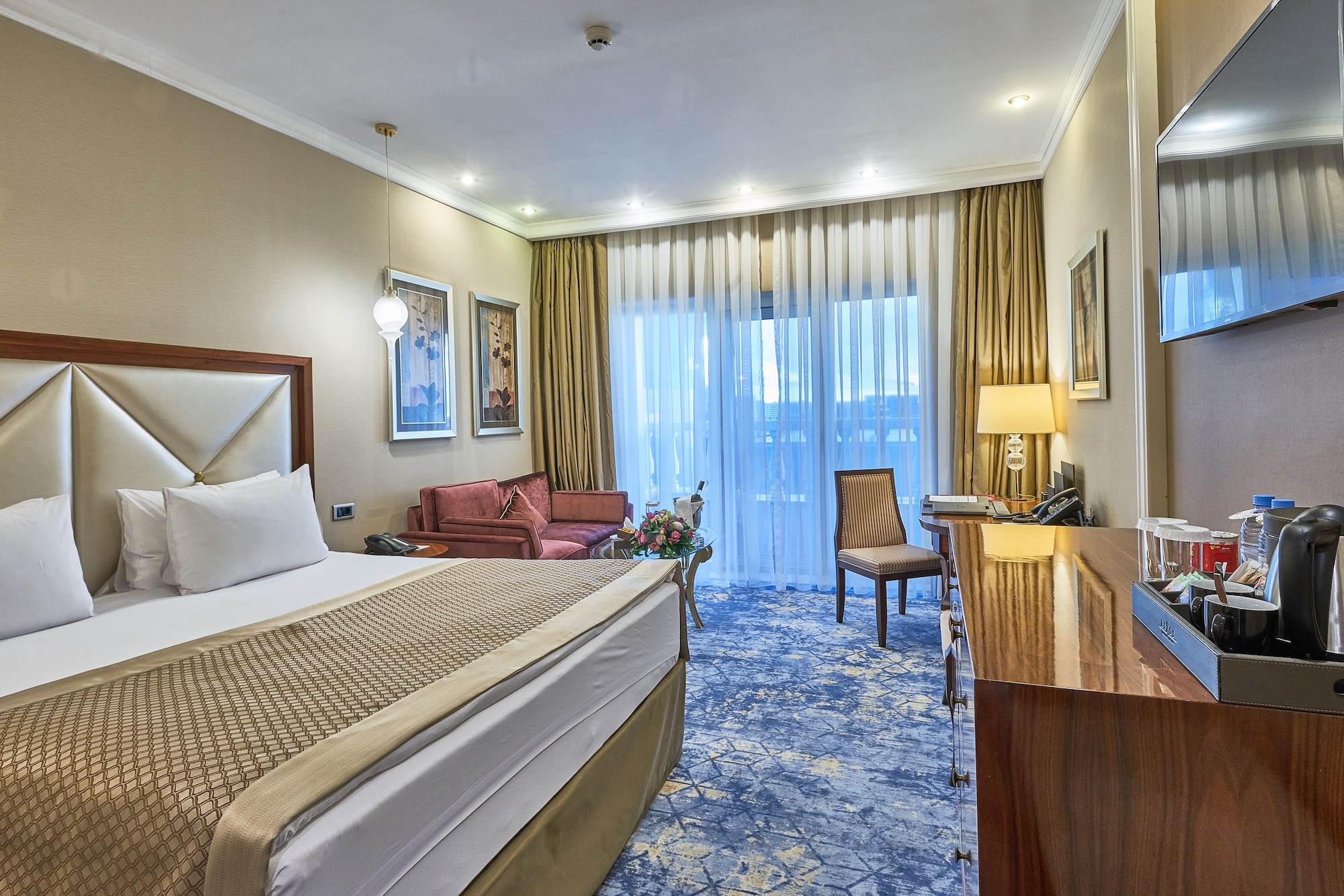 DELUXE, KING BED
