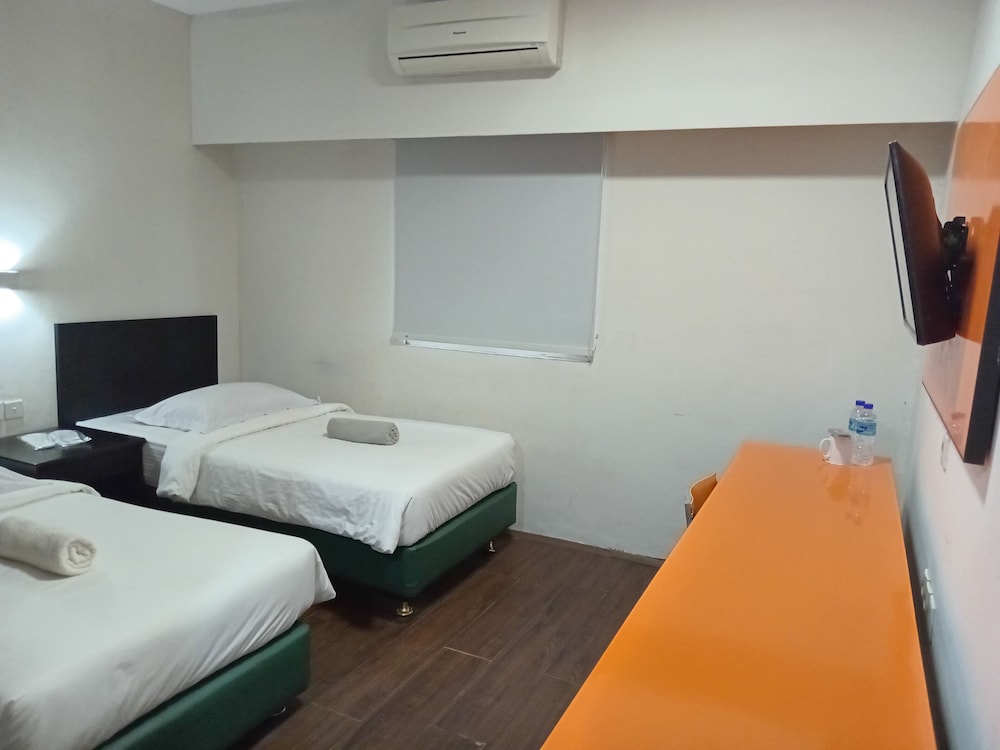 Capital O 769 City Hotel 13/24