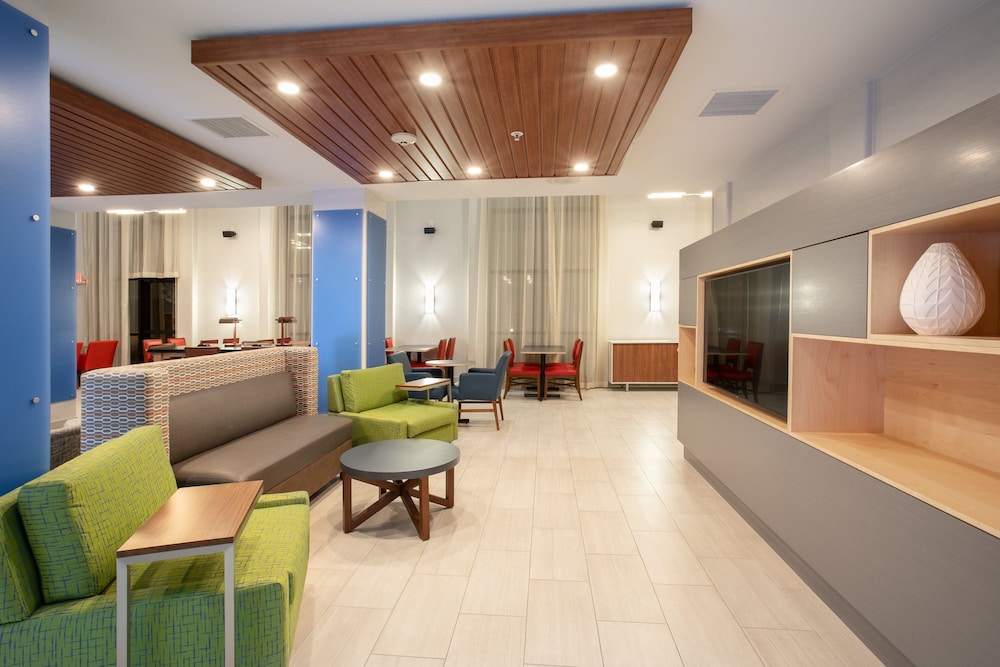 Holiday Inn Express & Suites Phoenix - Glendale Sports Dist 9/63