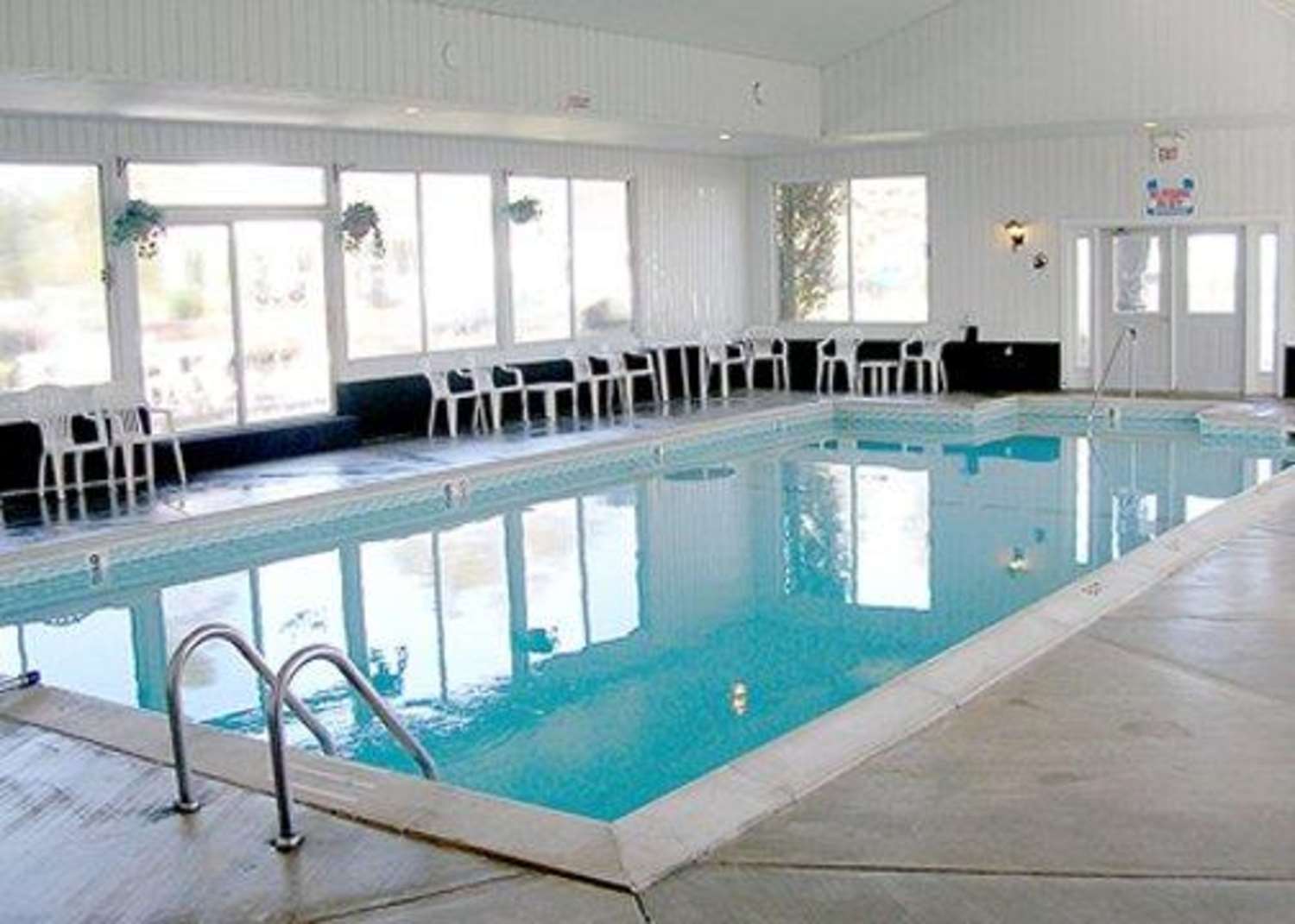 Quality Inn & Suites Mackinaw City Beachfront 14/21