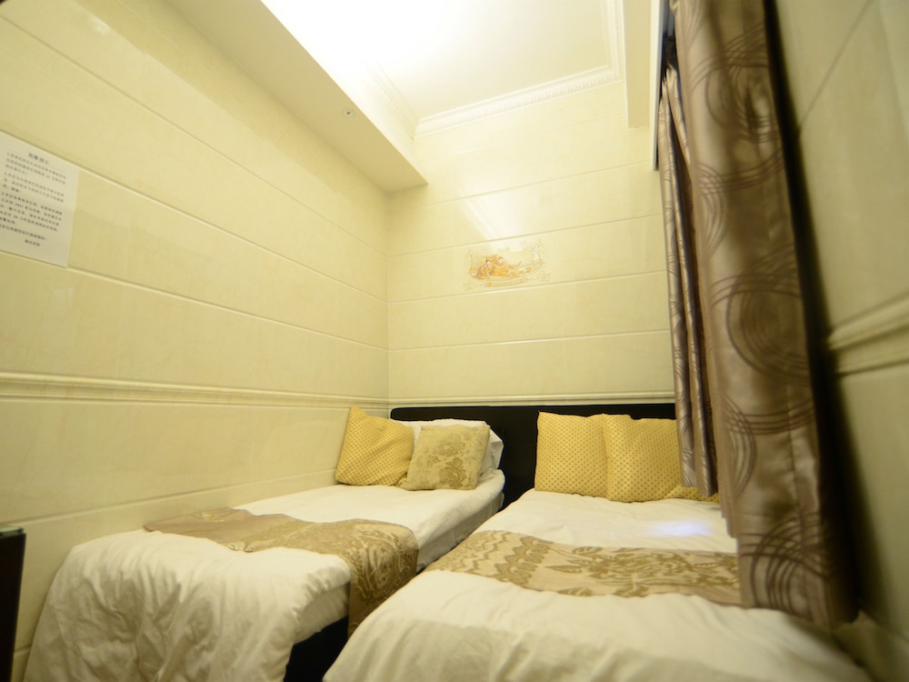 ROOM, TWIN BEDS