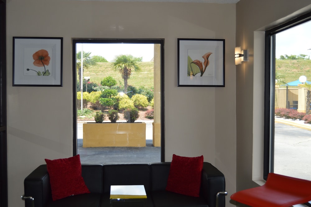 Super 8 by Wyndham Stockbridge 18/30