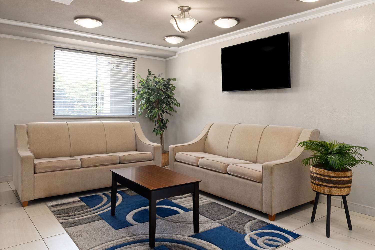 Days Inn & Suites by Wyndham Indianapolis Airport East 13/28