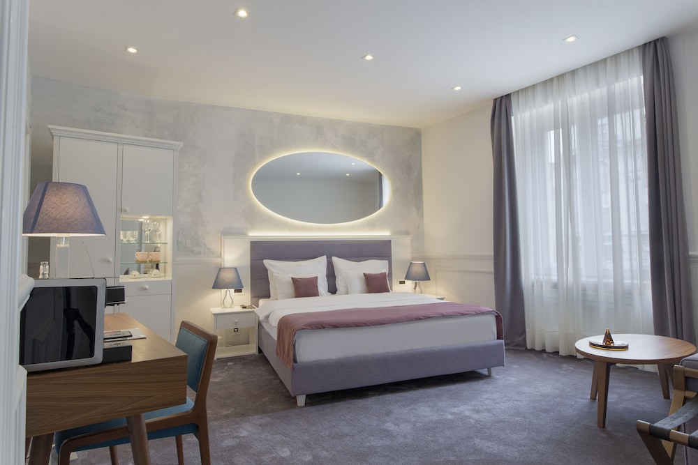 Public House Hotel 16/50