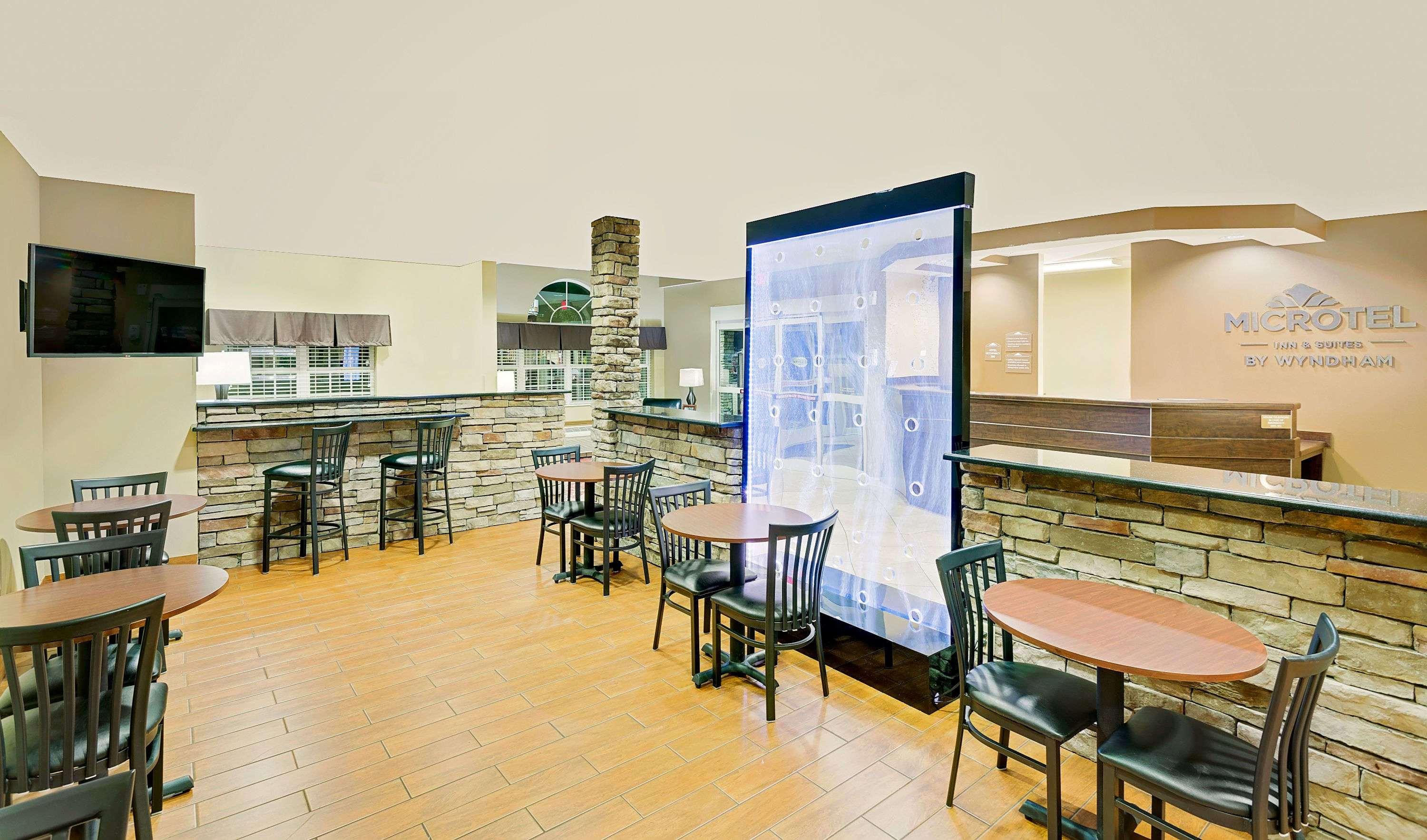 Microtel Inn & Suites by Wyndham Perry 17/20