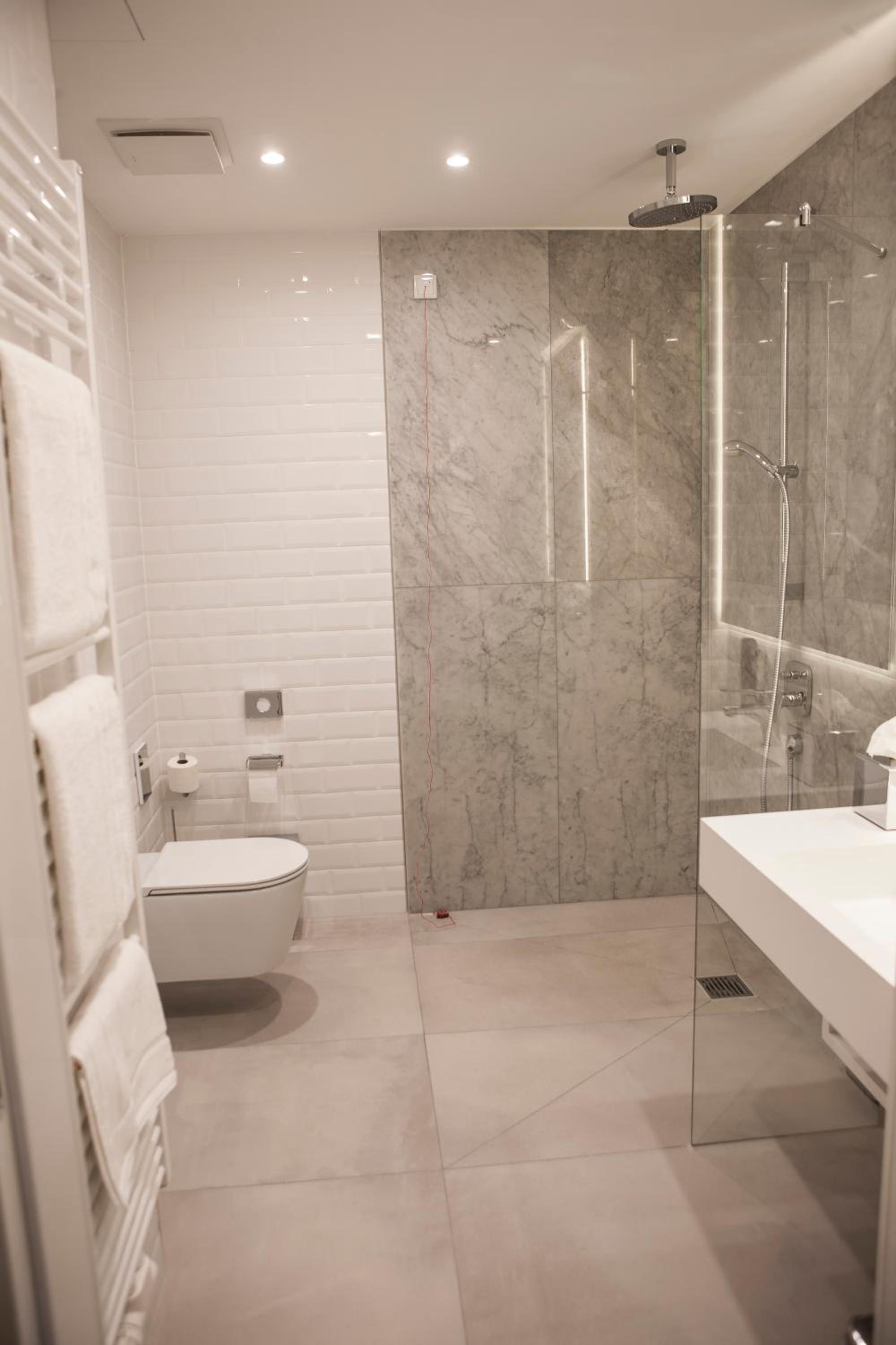 Deluxe, Double Bed, H24 Hotel Berlin Lichtenberg 8/10