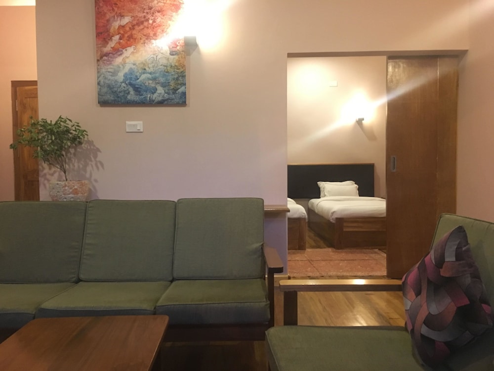 Khamsum Inn 28/47