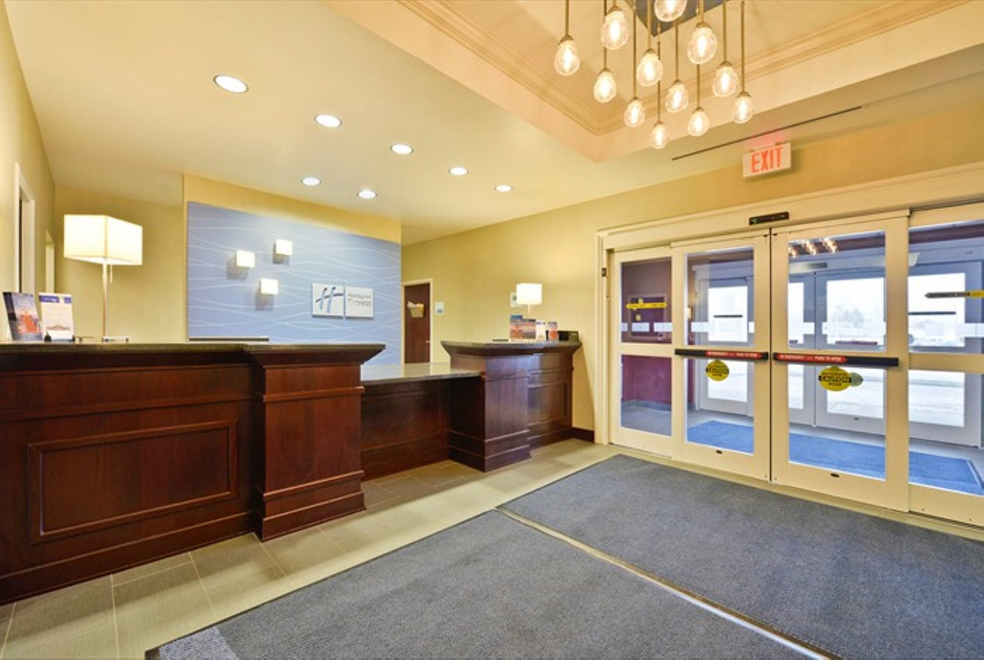 Holiday Inn Express Hotel Amp Suites Utica 7/58