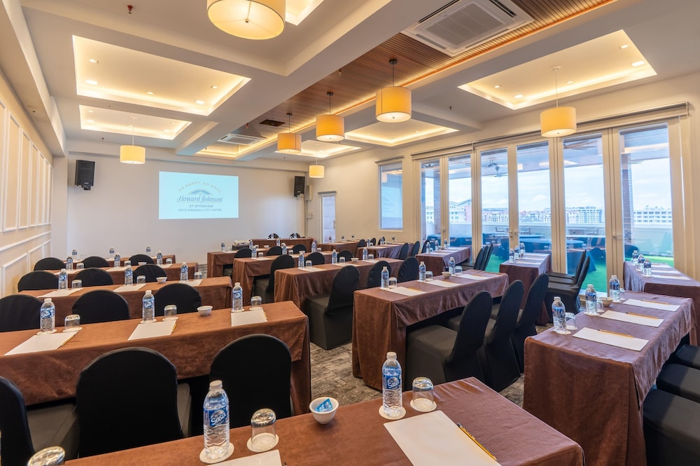 Howard Johnson by Wyndham Kota Kinabalu City Centre 65/72