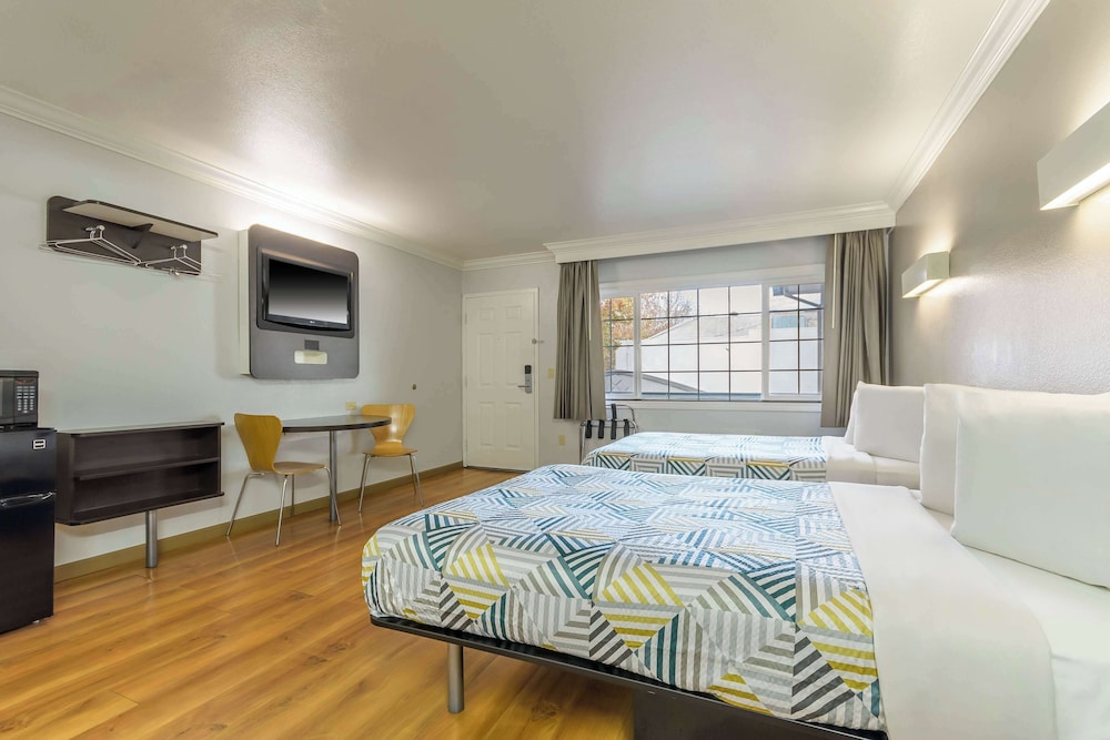 Motel6 San Jose, CA - Convention Center 29/60
