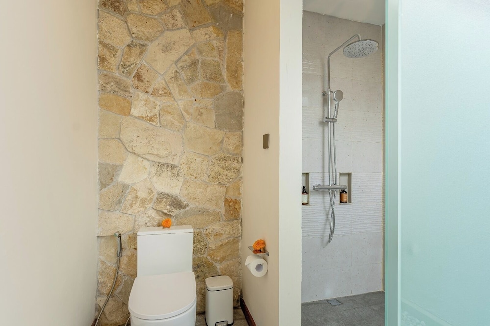 THE SAND Suites & Villas 50/50