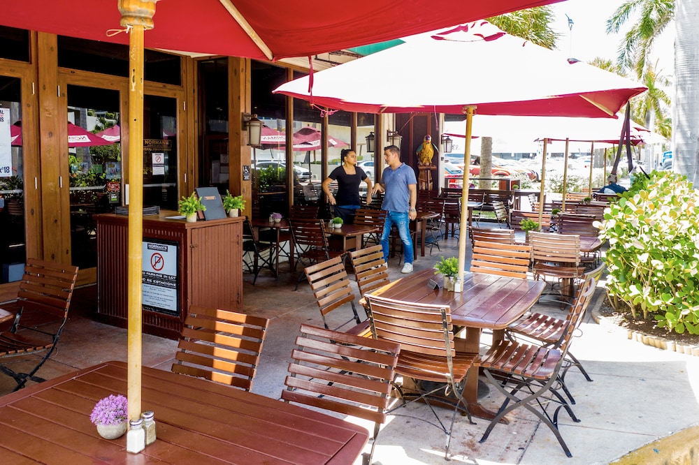 Norman's Hotel And Dining 48/62