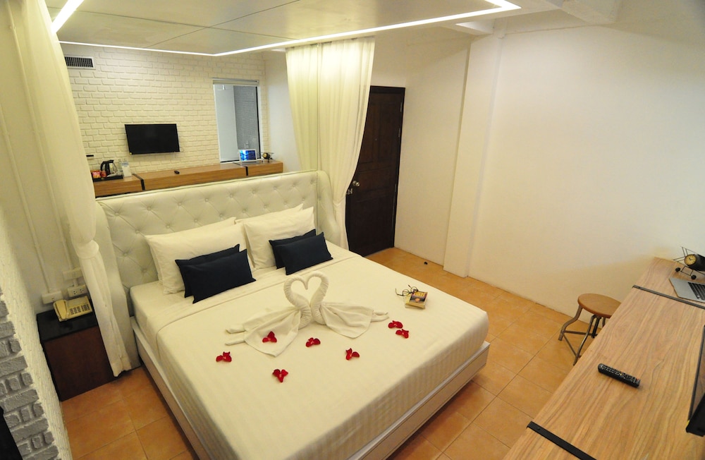 GRAND, DOUBLE BED
