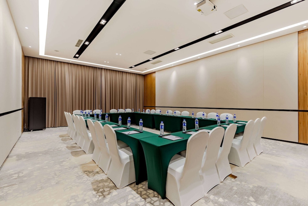 Howard Johnson Lakeview Hotel Huaibei 38/48