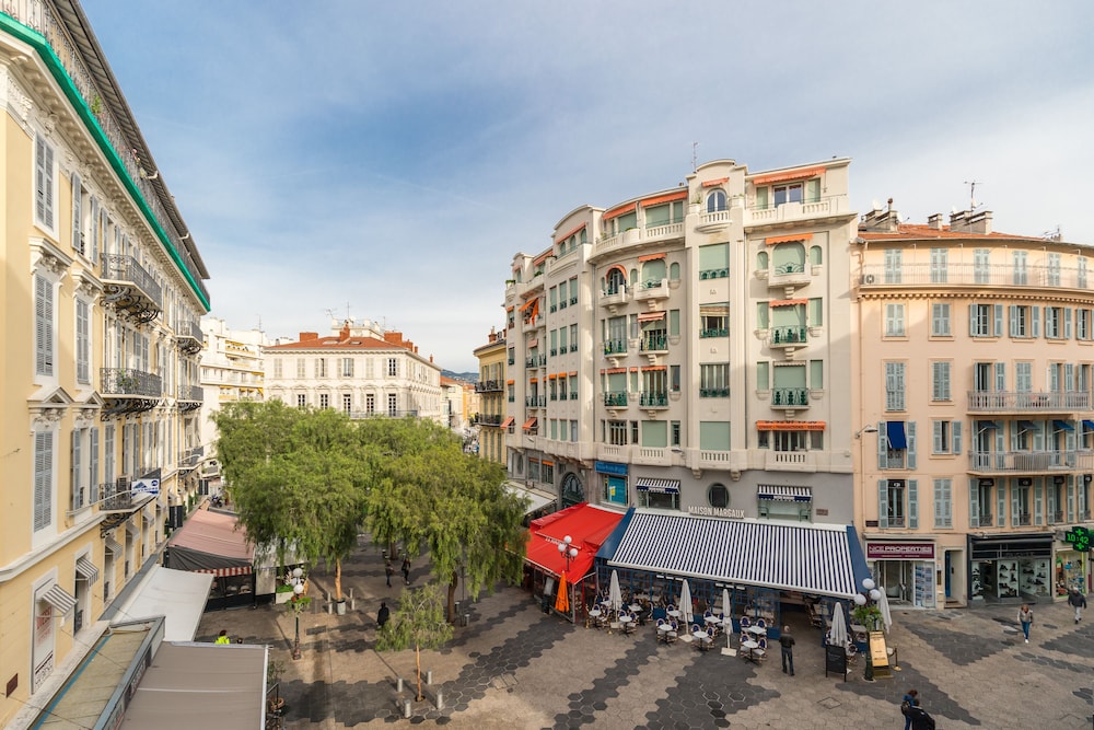 Le Dortoir Multi Storey Luxury Suites 43/50