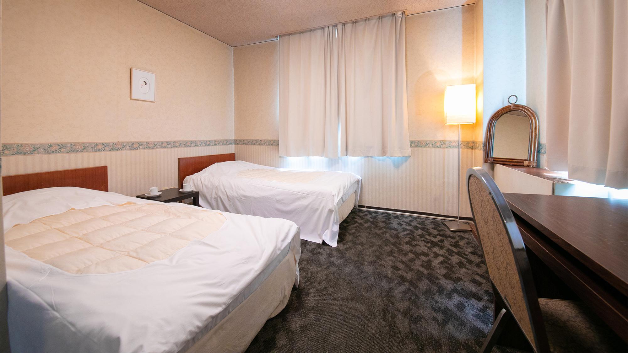 Room, Twin Beds, Bathtub
