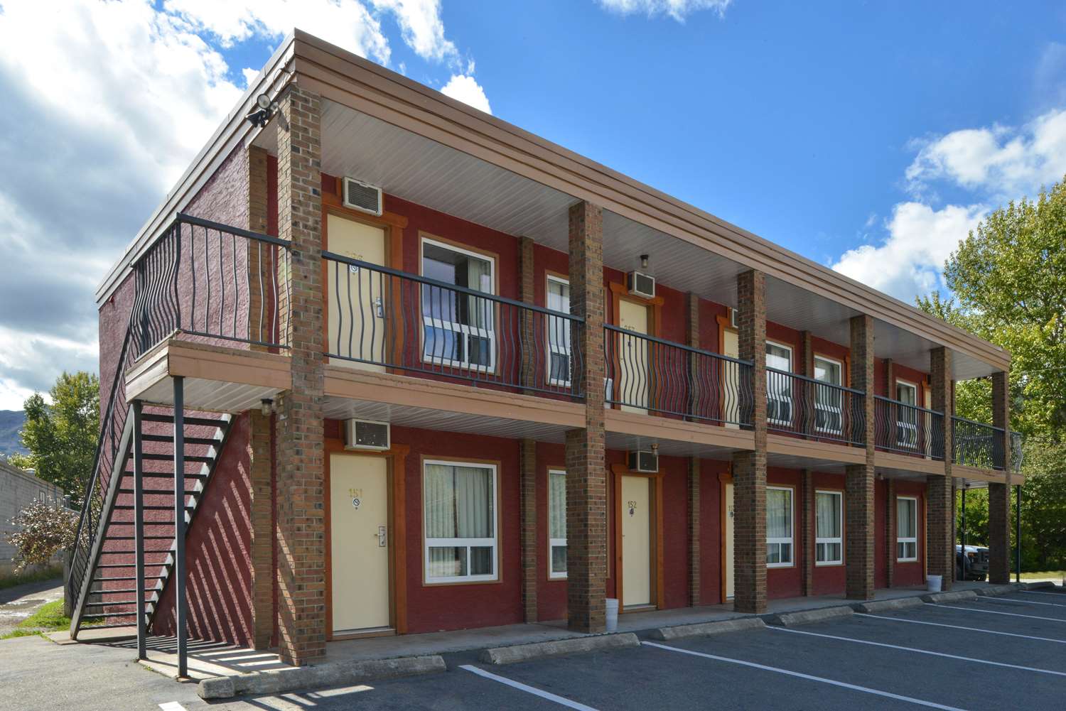 EasyStay Inn & Suites Fernie 36/37