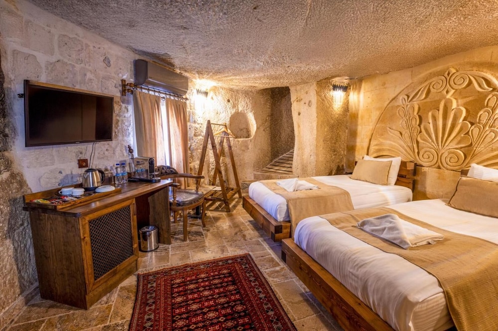 Noahs Ark Cave Hotel 11/50